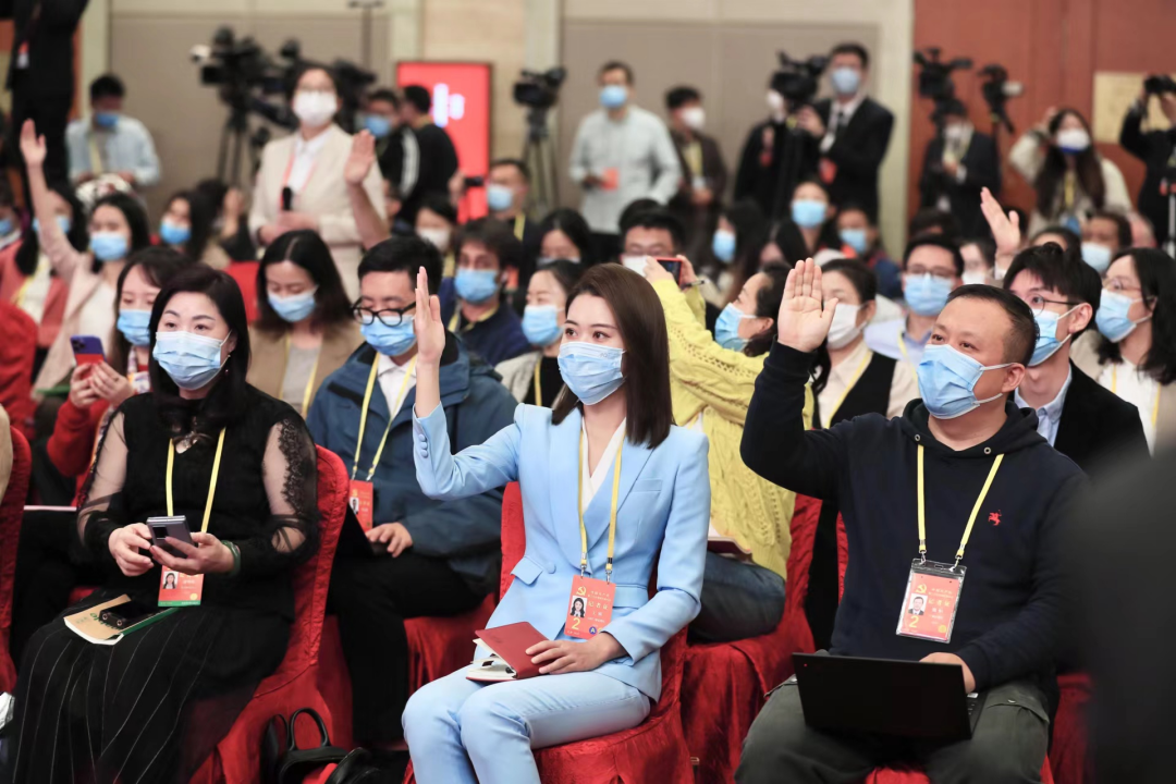 2022年10月19日下午，党的二十大新闻中心举行第三场集体采访，集团记者踊跃提问。