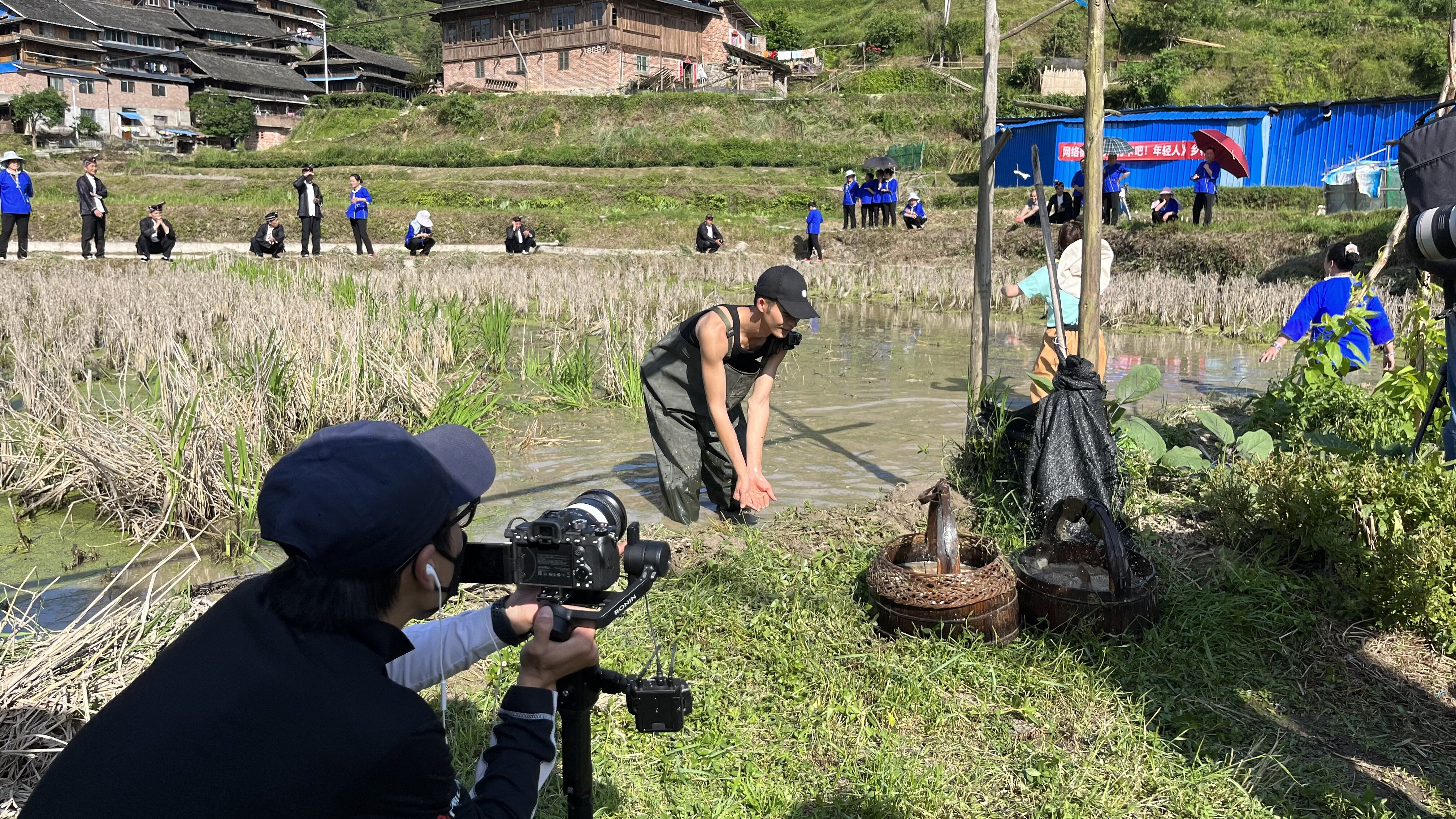 集团记者在乡村拍摄节目。